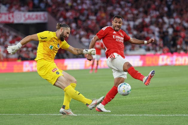 Uefa Europa League Second qualifying round – second leg at Estádio da Luz, July 30, 2026, Lisbon v.l. goalkeeper Lukas Watkowiak (St. Gallen ,25) , Vangelis Pavlidis (SL Benfica ,14) in aktion, in action Lisbon Estádio da Luz Lisbon Portugal Copyright: xFernandoxSoaresx