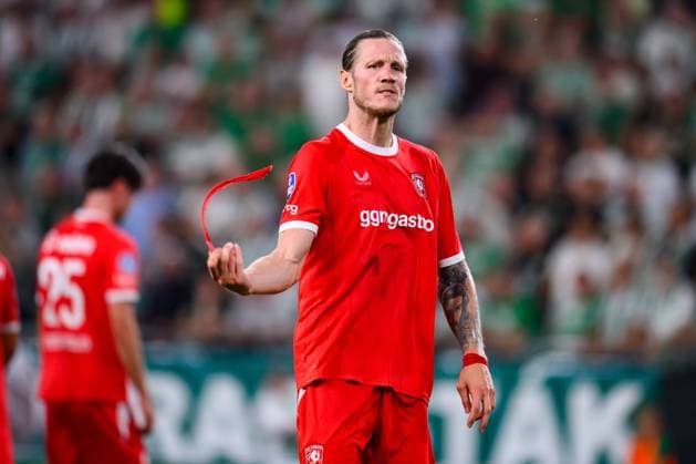 Sport Bilder des Tages Budapest , 30-07-2026 , Groupama Arena , season 2026 2027 , UEFA Europa League play-off football , match between Ferencvarosi TC and FC Twente , picture shows dejection after the match by FC Twente player Wout Weghorst Ferencvarosi - Twente  x205336295x Copyright: