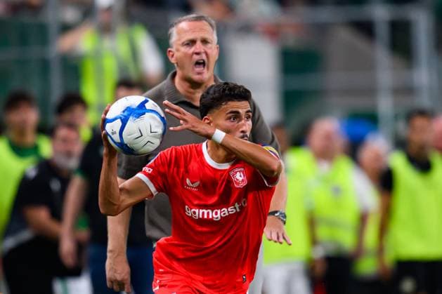 Budapest , 30-07-2026 , Groupama Arena , season 2026 2027 , UEFA Europa League play-off football , match between Ferencvarosi TC and FC Twente , picture shows emotions FC Twente player Younes Taha FC Twente coach John van den Brom Ferencvarosi - Twente  x205336707x Copyright:
