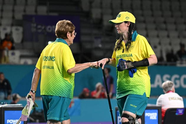 COM26 BOWLS, Louise Hoskins and Serena Bonnell bump fists during the Women™s Pairs Para Lawn Bowls during the Glasgow 2026 Commonwealth Games at SEC Centre Hall 3 in Glasgow, Scotland, Thursday, July 30, 2026. ( NO ARCHIVING, EDITORIAL USE ONLY Glasgow Scotland United Kingdom  Copyright: xLUKASxCOCHx 20260731159057837767