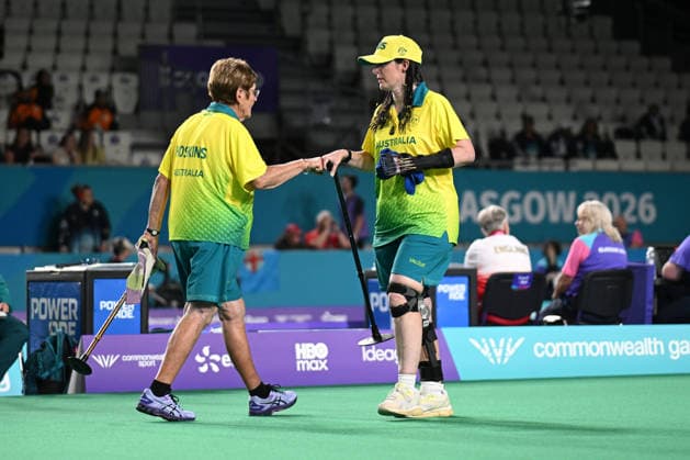 COM26 BOWLS, Louise Hoskins and Serena Bonnell bump fists during the Women™s Pairs Para Lawn Bowls during the Glasgow 2026 Commonwealth Games at SEC Centre Hall 3 in Glasgow, Scotland, Thursday, July 30, 2026. ( NO ARCHIVING, EDITORIAL USE ONLY Glasgow Scotland United Kingdom  Copyright: xLUKASxCOCHx 20260731138809140168