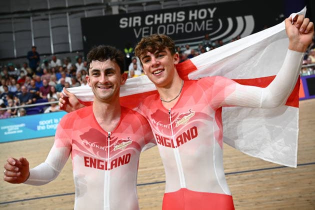 Glasgow 2026 Commonwealth Games Picture by Olly Hassell SWpix.com - 30 07 2026 - Glasgow 2026 Commonwealth Games - Track cycling, Rad, Radsport, Bahnrad, Bahn and Para Track Cycling - Sir Chris Hoy Velodrome, Glasgow, Scotland - Men s 4000m Team Pursuit - For Gold - Henry Hobbs, William Tidball of England celebrate winning the Commonwealth Gold Medal Glasgow Sir Chris Hoy Velodrome Scotland Copyright: x xSWpix.comx(t axPhotographyxHubxLtd)xOllyxHassell SWpix.comx SWP-3030-16273