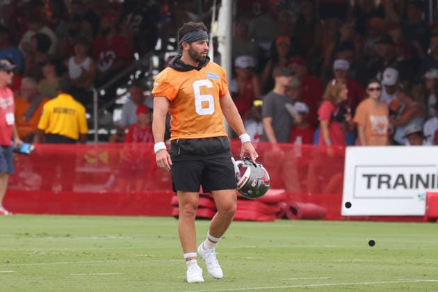 TAMPA, FL - JULY 30: Tampa Bay Buccaneers Quarterback Baker Mayfield (6) stands alone on the field between drills during Training Camp on July 30, 2026 at the AdventHealth Training Center at One Buccaneer Place in Tampa, Florida. (Photo by Cliff Welch Icon Sportswire) NFL, American Football Herren, USA JUL 30 Tampa Bay Buccaneers Training Camp EDITORIAL USE ONLY Icon357260730303