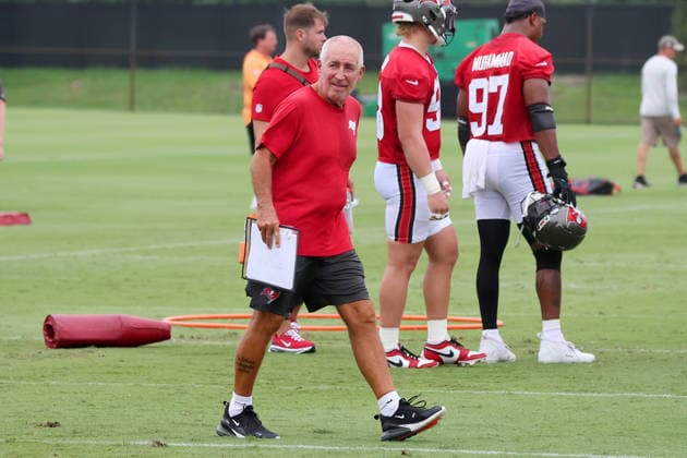 TAMPA, FL - JULY 30: Tampa Bay Buccaneers Special Teams Coordinator Danny Smith walks across the field during Training Camp on July 30, 2026 at the AdventHealth Training Center at One Buccaneer Place in Tampa, Florida. (Photo by Cliff Welch Icon Sportswire) NFL, American Football Herren, USA JUL 30 Tampa Bay Buccaneers Training Camp EDITORIAL USE ONLY Icon357260730304