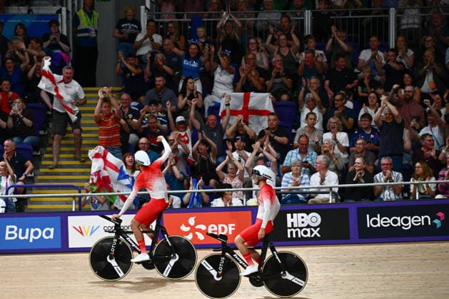 Glasgow 2026 Commonwealth Games Picture by Olly Hassell SWpix.com - 30 07 2026 - Glasgow 2026 Commonwealth Games - Track cycling, Rad, Radsport, Bahnrad, Bahn and Para Track Cycling - Sir Chris Hoy Velodrome, Glasgow, Scotland - Men s 4000m Team Pursuit - For Gold - Henry Hobbs, Charlie Tanfield, William Tidball, Ethan Vernon of England celebrate winning Commonwealth Gold Glasgow Sir Chris Hoy Velodrome Scotland Copyright: x xSWpix.comx(t axPhotographyxHubxLtd)xOllyxHassell SWpix.comx SWP-3030-16281