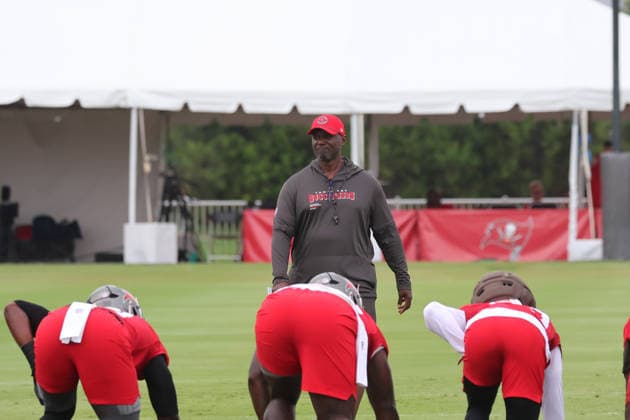 TAMPA, FL - JULY 30: Tampa Bay Buccaneers Head Coach Todd Bowles leads his defense during Training Camp on July 30, 2026 at the AdventHealth Training Center at One Buccaneer Place in Tampa, Florida. (Photo by Cliff Welch Icon Sportswire) NFL, American Football Herren, USA JUL 30 Tampa Bay Buccaneers Training Camp EDITORIAL USE ONLY Icon357260730335
