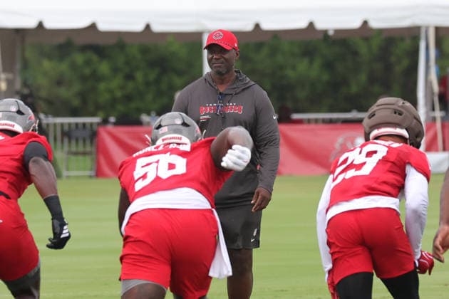 TAMPA, FL - JULY 30: Tampa Bay Buccaneers Head Coach Todd Bowles leads his defense during Training Camp on July 30, 2026 at the AdventHealth Training Center at One Buccaneer Place in Tampa, Florida. (Photo by Cliff Welch Icon Sportswire) NFL, American Football Herren, USA JUL 30 Tampa Bay Buccaneers Training Camp EDITORIAL USE ONLY Icon357260730336