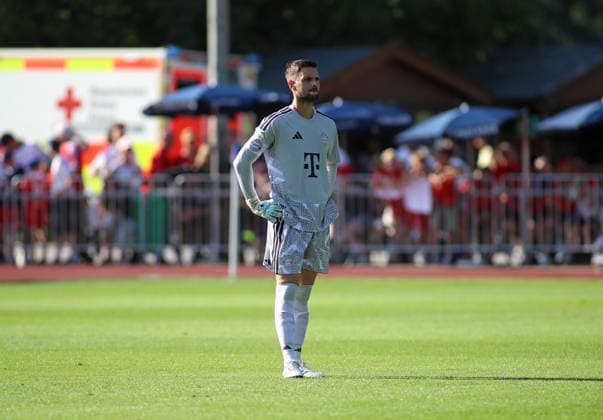 Fussball, Herren, Bundesliga, Saison 2026 2027, FC Rottach-Egern - FC Bayern München, Testspiel, Trainingslager, Rottach-Egern Sven Ulreich (FC Bayern München) stehend vor seinem Tor *** Soccer, Men s, Bundesliga, 2026–2027 Season, FC Rottach Egern vs. FC Bayern Munich, Friendly Match, Training Camp, Rottach Egern: Sven Ulreich of FC Bayern Munich standing in front of his goal