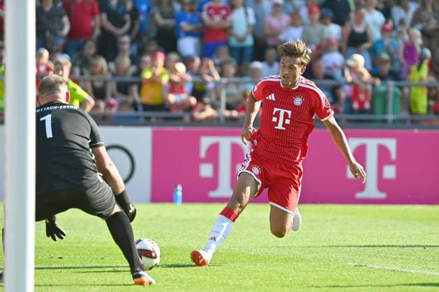 Tor Tom Bischof (Bayern Muenchen), Aktion,Torschuss. Testspiel FC Rottach Egern - FC Bayern Muenchen Trainingslager in Rottach Egern am 30.07.2026. Fussball 1. Bundesliga,Saison 2026 2027. *** Goal by Tom Bischof, Bayern Munich; Action; Shot on goal; Friendly match: FC Rottach Egern vs. FC Bayern Munich; Training camp in Rottach Egern on July 30, 2026; Soccer; Bundesliga 1; 2026–2027 season