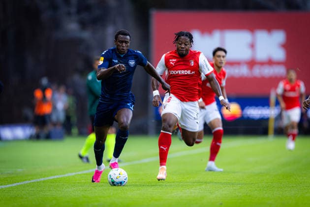 Mamane Sabo and Bright Arrey-Mbi seen during UEFA Conference League qualifying game between teams of SC Braga and FK Zeleznicar Pancevo (Luis Santos Ball Raw Images) Braga Estadio Municipal de Braga Portugal Copyright: xLuisxSantosx luissantos_braga_zeleznicar_2627_38