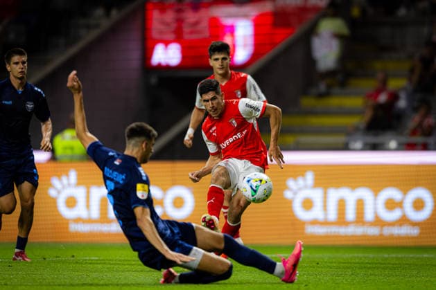 Fran Navarro and Nemanja Vidojevic seen during UEFA Conference League qualifying game between teams of SC Braga and FK Zeleznicar Pancevo (Luis Santos Ball Raw Images) Braga Estadio Municipal de Braga Portugal Copyright: xLuisxSantosx luissantos_braga_zeleznicar_2627_85