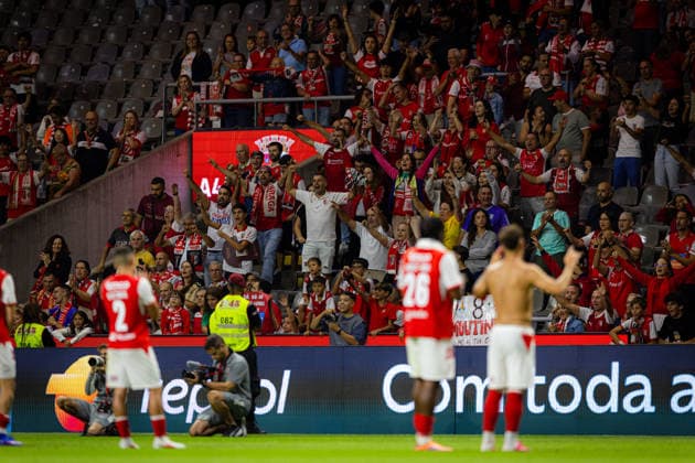 Braga fans seen during UEFA Conference League qualifying game between teams of SC Braga and FK Zeleznicar Pancevo (Luis Santos Ball Raw Images) Braga Estadio Municipal de Braga Portugal Copyright: xLuisxSantosx luissantos_braga_zeleznicar_2627_95
