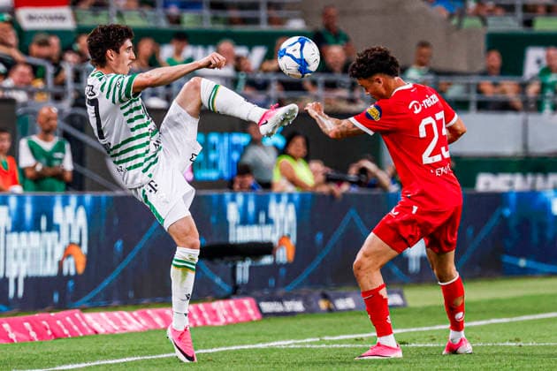 BUDAPEST, HUNGARY - JULY 30: Callum O Dowda of Ferencvaros battles for possession with Stav Lemkin of FC Twente during the UEFA Europa League 2026 27 Second Qualifying Round Second Leg match between Ferencvaros and FC Twente at Groupama Arena on July 30, 2026 in Budapest, Hungary.  Copyright: xMTB-Photo MB-Mediax