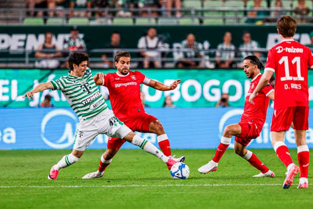 BUDAPEST, HUNGARY - JULY 30: Callum O Dowda of Ferencvaros battles for possession with Bart van Rooij of FC Twente during the UEFA Europa League 2026 27 Second Qualifying Round Second Leg match between Ferencvaros and FC Twente at Groupama Arena on July 30, 2026 in Budapest, Hungary.  Copyright: xMTB-Photo MB-Mediax