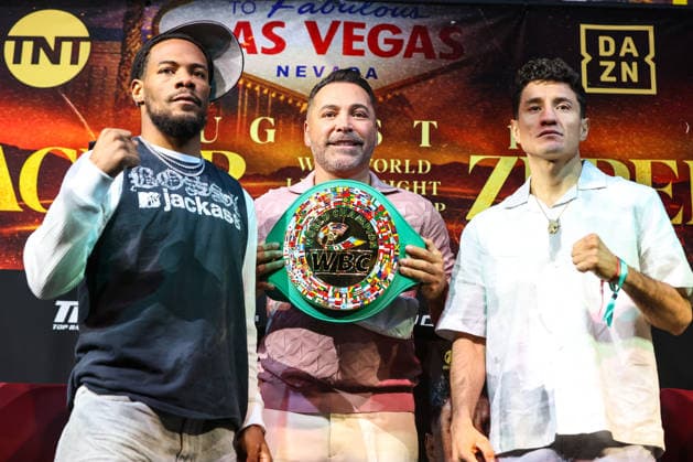 July 30, 2026: Golden Boy Promotions CEO Oscar De La Hoya hold the WBC belt as Lamont Roach Jr. and William Zepeda pose on stage during the press conference, PK, Pressekonferenz for the Roach Jr. vs Zepeda event at the Skybox Lounge inside the Virgin Hotels on July 30, 2026 in Las Vegas, NV. CSM. Boxing 2026: Roach Jr. Vs Zepeda JUL 30  - ZUMAc04_ 20260730_zma_c04_078 Copyright: xChristopherxTrimx