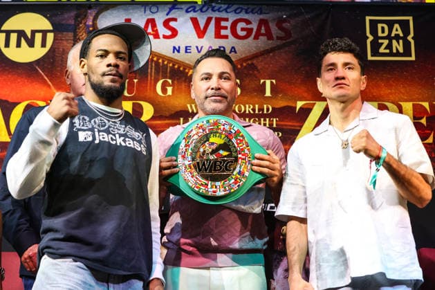 July 30, 2026: Golden Boy Promotions CEO Oscar De La Hoya hold the WBC belt as Lamont Roach Jr. and William Zepeda pose on stage during the press conference, PK, Pressekonferenz for the Roach Jr. vs Zepeda event at the Skybox Lounge inside the Virgin Hotels on July 30, 2026 in Las Vegas, NV. CSM. Las Vegas United States of America - ZUMAc04_ 20260730_zma_c04_097 Copyright: xChristopherxTrimx