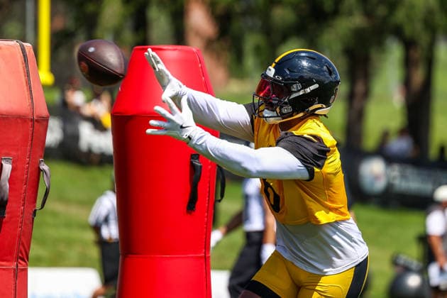 July 30, 2026, Latrobe, Pennsylvania, USA: Pittsburgh Steelers linebacker PATRICK QUEEN (6) catches a pass during the Pittsburgh Steelers Training Camp in Latrobe, Pennsylvania. Latrobe USA - ZUMAg257 20260730_zsp_g257_014 Copyright: xBrentxGudenschwagerx