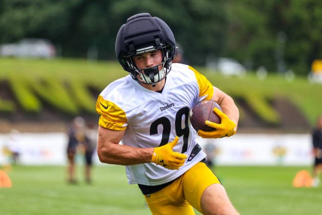 July 30, 2026, Latrobe, Pennsylvania, USA: Pittsburgh Steelers running back ELI HEIDENREICH (29) carries the ball during the Pittsburgh Steelers Training Camp in Latrobe, Pennsylvania. NFL, American Football Herren, USA 2026: Pittsburgh Steelers Training Camp  - ZUMAg257 20260730_zsp_g257_022 Copyright: xBrentxGudenschwagerx