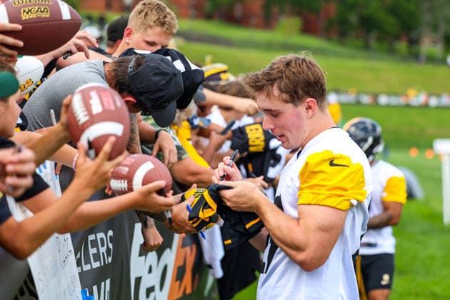 July 30, 2026, Latrobe, Pennsylvania, USA: Pittsburgh Steelers running back ELI HEIDENREICH (29) signs autographs for fans after the Pittsburgh Steelers Training Camp in Latrobe, Pennsylvania. NFL, American Football Herren, USA 2026: Pittsburgh Steelers Training Camp  - ZUMAg257 20260730_zsp_g257_042 Copyright: xBrentxGudenschwagerx