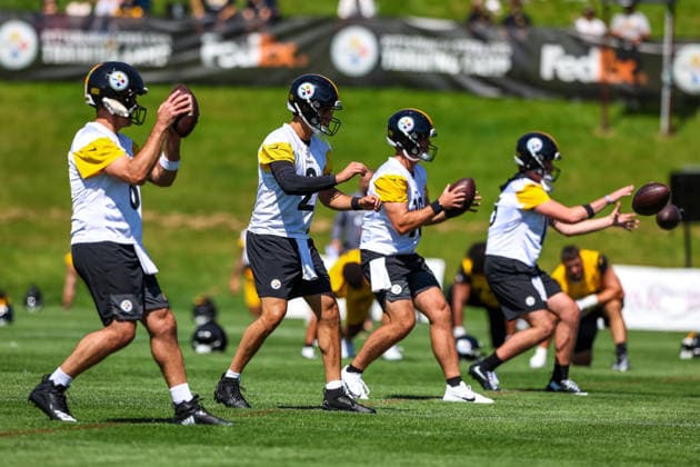 July 30, 2026, Latrobe, Pennsylvania, USA: Pittsburgh Steelers quarterbacks AARON RODGERS (8), MASON RUDOLPH (2), WILL HOWARD (18), and DREW ALLAR (16) line up for passing drills during the Pittsburgh Steelers Training Camp in Latrobe, Pennsylvania. Latrobe USA - ZUMAg257 20260730_zsp_g257_028 Copyright: xBrentxGudenschwagerx