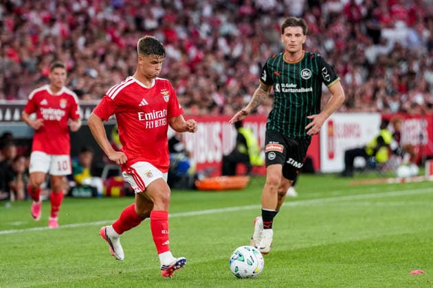 Fussball, UEFA Europa League Qualifikation: SL Benfica vs. FC St. Gallen 1879, Donnerstag, 30.07.2026 (Estadio da Luz, Lissabon, Portugal); Samuel Dahl (26, SL Benfica), Hugo Vandermersch (28, FC St. Gallen) *** Soccer, UEFA Europa League Qualifying: SL Benfica vs. FC St. Gallen 1879, Thursday, July 30, 2026, Estadio da Luz, Lisbon, Portugal; Samuel Dahl (26), SL Benfica; Hugo Vandermersch (28), FC St. Gallen Copyright: xValentinxDomgjonix