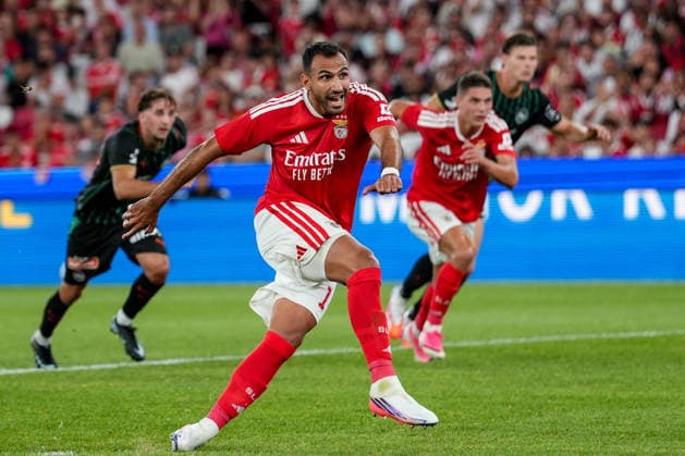 Fussball, UEFA Europa League Qualifikation: SL Benfica vs. FC St. Gallen 1879, Donnerstag, 30.07.2026 (Estadio da Luz, Lissabon, Portugal); Evangelos Pavlidis (14, SL Benfica) schiesst und trifft vom Elfmeterpunkt *** Soccer, UEFA Europa League Qualifying: SL Benfica vs. FC St. Gallen 1879, Thursday, July 30, 2026, Estadio da Luz, Lisbon, Portugal. Evangelos Pavlidis, 14, SL Benfica takes a shot and scores from the penalty spot. Copyright: xValentinxDomgjonix