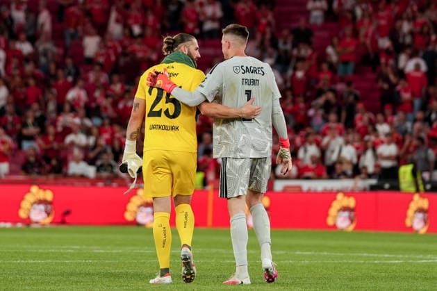Fussball, UEFA Europa League Qualifikation: SL Benfica vs. FC St. Gallen 1879, Donnerstag, 30.07.2026 (Estadio da Luz, Lissabon, Portugal); Anatoliy Trubin (1, SL Benfica), Lukas Watkowiak (25, FC St. Gallen) *** Soccer, UEFA Europa League Qualifying: SL Benfica vs. FC St. Gallen 1879, Thursday, July 30, 2026, Estadio da Luz, Lisbon, Portugal; Anatoliy Trubin 1 (SL Benfica), Lukas Watkowiak 25 (FC St. Gallen) Copyright: xValentinxDomgjonix