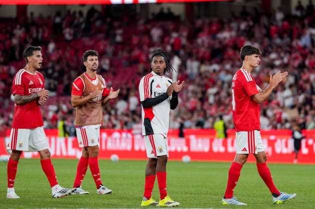 Fussball, UEFA Europa League Qualifikation: SL Benfica vs. FC St. Gallen 1879, Donnerstag, 30.07.2026 (Estadio da Luz, Lissabon, Portugal); Antonio Silva, Antonio Silva (4, SL Benfica), Leandro Barreiro (18, SL Benfica), Tomas Araujo, Tomas Araujo (44, SL Benfica), Enzo Barrenechea (5, SL Benfica) applaudieren den Fans nach dem Sieg *** Soccer, UEFA Europa League Qualifying: SL Benfica vs. FC St. Gallen 1879, Thursday, July 30, 2026, Estadio da Luz, Lisbon, Portugal; Antonio Silva, Antonio Silva 4, SL Benfica, Leandro Barreiro 18, SL Benfica, Tomas Araujo, Tomas Araujo 44, SL Benfica, Enzo Barrenechea 5, SL Benfica applaud the fans after the victory Copyright: xValentinxDomgjonix
