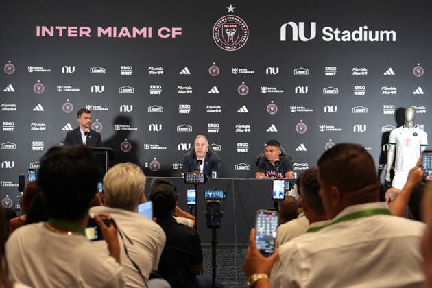 Jorge Mas (C), co-owner of Inter Miami, speaks at Casemiro s presentation as an Inter Miami player at Nu Stadium in Miami, United States, 30 July 2026. Casemiro says he always dreamed of playing with Messi, after having to face him at Real Madrid !ACHTUNG: NUR REDAKTIONELLE NUTZUNG!  Copyright: xALBERTOxBOALx AMDEP9861 20260731-55021037644_1