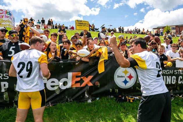 July 30, 2026, Latrobe, Pennsylvania, USA: Pittsburgh Steelers quarterback MASON RUDOLPH (2) hypes up the fans for running back ELI HEIDENREICH (29) after the Pittsburgh Steelers Training Camp in Latrobe, Pennsylvania. Latrobe USA - ZUMAg257 20260730_zsp_g257_096 Copyright: xBrentxGudenschwagerx