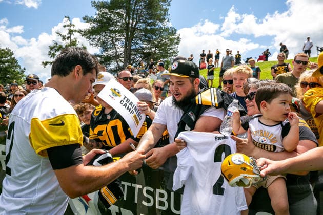 July 30, 2026, Latrobe, Pennsylvania, USA: Pittsburgh Steelers quarterback MASON RUDOLPH (2) signs autographs for fans after the Pittsburgh Steelers Training Camp in Latrobe, Pennsylvania. NFL, American Football Herren, USA 2026: Pittsburgh Steelers Training Camp  - ZUMAg257 20260730_zsp_g257_098 Copyright: xBrentxGudenschwagerx