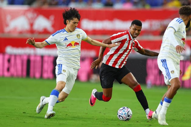 HARRISON, NJ - JULY 30: Ao Tanaka 22 of Leeds United FC battles Reinildo Mandava 17 of Sunderland AFC during the game on July 30, 2026 at Sports Illustrated Stadium in Harrison, New Jersey. (Photo by Rich Graessle Icon Sportswire) SOCCER: JUL 30 Leeds United v Sunderland AFC EDITORIAL USE ONLY Icon260723029573