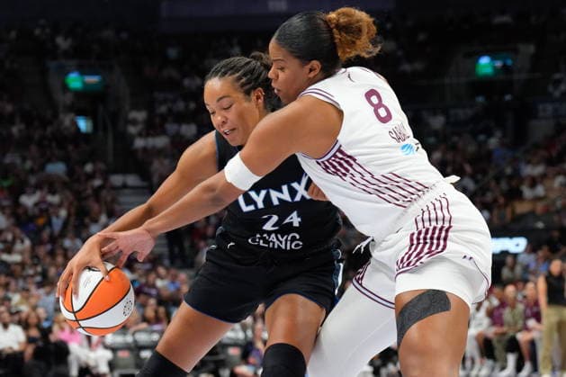 Sport Bilder des Tages July 30, 2026, Toronto, On, CAN: Toronto Tempo s Nyara Sabally battles for the ball with Minnesota Lynx s Napheesa Collier (24) during first half WNBA, Basketball Damen, USA basketball action in Toronto on Thursday, July 30, 2026. Canada News - July 30, 2026  - ZUMAc35_ 20260730_zaf_c35_090 Copyright: xChrisxYoungx