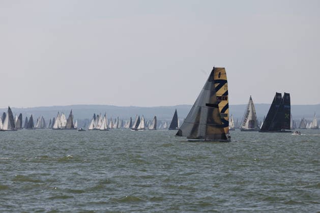 Sport Bilder des Tages (260731) -- BALATONFURED, July 31, 2026 -- Participants compete during the 58th Blue Ribbon Regatta race around Lake Balaton near Balatonfured, Hungary, on July 30, 2026. (Photo by Xinhua) (SP)HUNGARY-BALATONFURED-SAILING-BLUE RIBBON REGATTA AttilaxVolgyi 