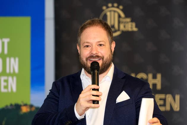 HANDBALL - HBL, Kiel, training camp GRAZ,AUSTRIA,31.JUL.26 - HANDBALL - HBL Handball-Bundesliga, THW Kiel, press conference, PK, Pressekonferenz Image shows host Philipp Jocham.  GEPAxpictures xMarioxBuehner-Weinrauch