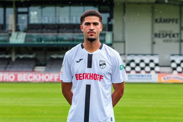 Raphael Araoye; SC Verl; 3. Liga, Porträttermin 2026 2027 GER, Porträttermin SC Verl, Fussball, 3. Liga, Spielzeit 2026 2027, 30.07.2026 GER, Porträttermin SC Verl, Fussball, 3. Liga, Spielzeit 2026 2027, 30.07.2026 Verl *** Raphael Araoye, SC Verl, 3rd Division, Photo Shoot 2026–2027 GER, SC Verl Photo Shoot, Soccer, 3rd Division, 2026–2027 Season, July 30, 2026 GER, SC Verl Profile Session, Soccer, 3rd Division, 2026–2027 Season, July 30, 2026 Verl Copyright: xEibner-Pressefoto JanxRollingerx EP_JSK