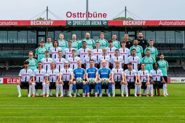 SC Verl; 3. Liga, Porträttermin 2026 2027, Mannschaftsfoto, vierte Reihe v.li.: Mele Mosqueda (Athletiktrainer), Arne Winter (Videoanalyst), Dr. Björn Blecher (Radiologe), Mirko Leesemann (Teammanager), Michael Schweika (Physiotherapeut), Sascha Naerger (Physiotherapeut), Matt Beadle (Technischer Direktor), Zlatko Janjic (Sportvorstand), dritte Reihe v.li.: Patrick Richter (Torwarttrainer, Joshua Eze, Yari Otto, Amin Farouk, Dennis Waidner, Antonio Foti, Janne Berner, Suat Bas (Co-Trainer), Robert Mainka (Co-Trainer), zweite Reihe v.li.: Johannes König (Zeugwart), Tim Hoffmann, Fabian Wessig, Tim Heike, Alem Japaur, Nick Seidel, Felix Vogler, Raphael Araoye, Orest Shala (Cheftrainer), Lukas Bilge, erste Reihe v.li.: Andre Leipold, Almin Mesanovic, Niko Kijewski, Paul Lehmann, Fabian Pekruhl, Timo Schlieck, Julian Fuest, Moritz Kaube, Bilal Yalcinkaya, Mika Clausen, Emmanuel Bamba GER, Porträttermin SC Verl, Fussball, 3. Liga, Spielzeit 2026 2027, 30.07.2026 GER, Porträttermin SC Verl, Fussball, 3. Liga, Spielzeit 2026 2027, 30.07.2026 Verl *** SC Verl 3rd Division, 2026–2027 Team Photo Shoot, Team Photo, fourth row from left: Mele Mosqueda, athletic trainer; Arne Winter, video analyst; Dr. Björn Blecher, radiologist; Mirko Leesemann, team manager; Michael Schweika, physical therapist; Sascha Naerger, physical therapist; Matt Beadle, technical director; Zlatko Janjic, sporting director; third row, from left: Patrick Richter, goalkeeper coach; Joshua Eze; Yari Otto; Amin Farouk; Dennis Waidner; Antonio Foti; Janne Berner, Suat Bas (assistant coach), Robert Mainka (assistant coach), second row from left: Johannes König (equipment manager), Tim Hoffmann, Fabian Wessig, Tim Heike, Alem Japaur, Nick Seidel, Felix Vogler, Raphael Araoye, Orest Shala, Head Coach; Lukas Bilge; first row, from left: Andre Leipold, Almin Mesanovic, Niko Kijewski, Paul Lehmann, Fabian Pekruhl, Timo Schlieck, Julian Fuest, Moritz Kaube, Bilal Yalcinkaya, Mika Clausen, Emmanuel Bamba GER, SC Verl photo shoot, soccer, 3rd League, 2026–2027 season, July 30, 2026 GER, SC Verl photo shoot, soccer, 3rd League, 2026–2027 season, July 30, 2026 Verl Copyright: xEibner-Pressefoto JanxRollingerx EP_JSK