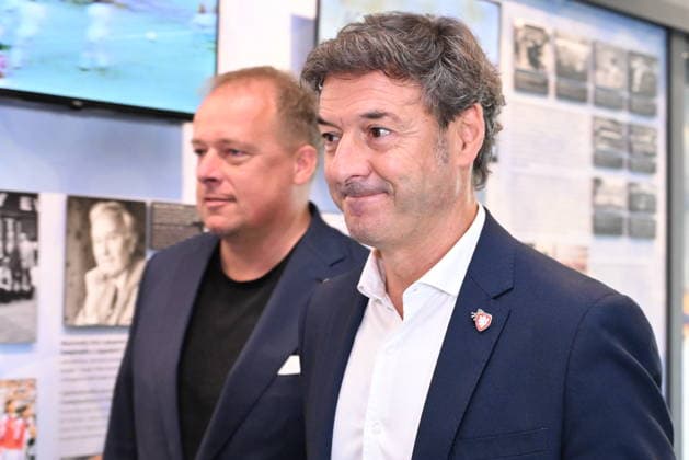 Spanish Santi Denia has become the new coach of the Czech national football team and the first foreign national to take this post as he signed a two-year contract with an option with the Czech Football Association in Prague, Czech Republic, July 31, 2026. At left is Czech Football Association Chairman David Trunda. (CTKxPhoto KaterinaxSulova) CTKPhotoP2026073103979  CTKPhotoP2026073103979