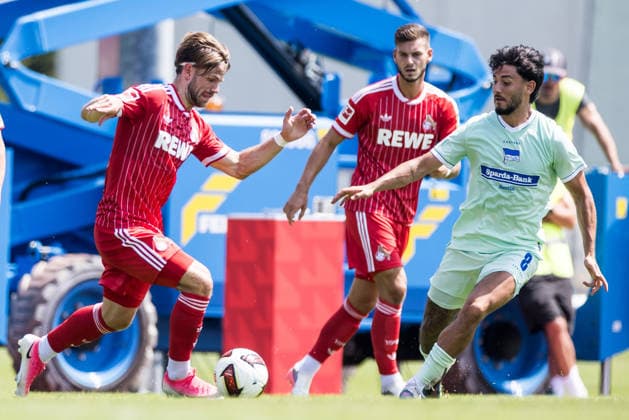 ST. JOHANN IN TIROL, AUSTRIA - JULY 31: Jan Thielmann (1. FC Koeln, 29) controls the ball against Kevin Sessa (Hertha BSC Berlin, 8) during a friendly game between 1. FC Koeln vs. Hertha BSC Berlin at trainings camp of 1. FC Koeln in Kitzbuehel of season 2026 27 at Koasastadion on July 31, 2026 in St. Johann in Tirol, Austria. Austria Copyright: xSteffiexWunderlx