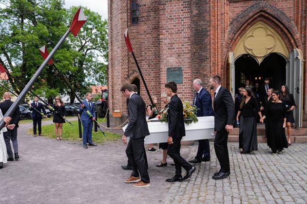 Funeral for rower Olaf Tufte Horten 20260731. The casket of Olympic and World rowing champion Olaf Tufte is carried from Horten Church after his funeral service. Tufte died from a heart attack on 21 July, at the age of 50. He retired after the Tokyo Olympics in 2021, closing an elite international career lasting 26 seasons. Photo: Terje Bendiksby NTB POOL Horten Norway EDITORIAL USE ONLY. RESTRICTED USE FOR BETTING COMPANIES Ref:_SPOpTLQ1MxXPjg.jpg *** Funeral for rower Olaf Tufte, Horten, July 31, 2026. The casket of Olympic and World rowing champion Olaf Tufte is carried from Horten Church after his funeral service. Tufte died of a heart attack on July 21, at the age of 50. He retired after the Tokyo Olympics in 2021, bringing to a close an elite international career that spanned 26 seasons. Photo: Terje Bendiksby, NTB POOL, Horten, Norway. EDITORIAL USE ONLY. RESTRICTED USE FOR BETTING COMPANIES.  Copyright: xTerjexBendiksbyx xNTBx