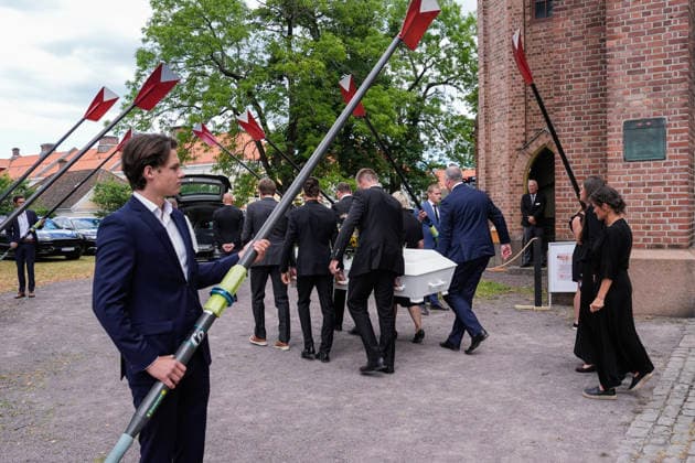 Funeral for rower Olaf Tufte Horten 20260731. The casket of Olympic and World rowing champion Olaf Tufte is carried from Horten Church after his funeral service. Tufte died from a heart attack on 21 July, at the age of 50. He retired after the Tokyo Olympics in 2021, closing an elite international career lasting 26 seasons. Photo: Terje Bendiksby NTB POOL Horten Norway EDITORIAL USE ONLY. RESTRICTED USE FOR BETTING COMPANIES Ref:_SPOWLltFipcyb4.jpg *** Funeral for rower Olaf Tufte, Horten, July 31, 2026. The casket of Olympic and World rowing champion Olaf Tufte is carried from Horten Church after his funeral service. Tufte died of a heart attack on July 21, at the age of 50. He retired after the Tokyo Olympics in 2021, bringing to a close an elite international career spanning 26 seasons. Photo: Terje Bendiksby, NTB POOL, Horten, Norway. EDITORIAL USE ONLY. RESTRICTED USE FOR BETTING COMPANIES.  Copyright: xTerjexBendiksbyx xNTBx