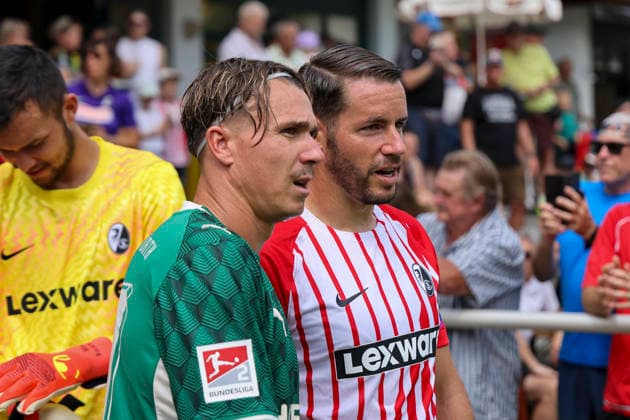 Felix Klaus (SpVgg Greuther Fürth, 30) und Christian Günter, Gunter (SC Freiburg, 30) vor Spielbeginn , Österreich, Fussball, Testspiel, 2026 2027, vs. , 31.07.2026, Schruns Fussballplatz Österreich *** Felix Klaus of SpVgg Greuther Fürth, 30, and Christian Günter of SC Freiburg, 30, before kickoff; Austria; soccer; friendly match; 2026–2027; vs.; July 31, 2026; Schruns Soccer Field, Austria Copyright: xGrantxHubbsx