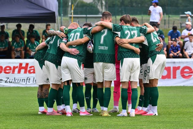 31.07.2026 - Fussball - Saison 2026 2027 - Testspiel Freundschaftsspiel Vorbereitungsspiel - SC Freiburg - SpVgg Greuther Fürth ( Kleeblatt ) - - Sportfoto Zink - xwoxzix - regulations prohibit any use of photographs as image sequences and or quasi-video - only for editorial use - Teamkreis Mannschaft Team Fürth vor Spielbeginn *** July 31, 2026 Soccer Season 2026–2027 Exhibition Match Friendly Match Preseason Match SC Freiburg SpVgg Greuther Fürth Kleeblatt Sports Photo by Zink xwoxzix; regulations prohibit any use of photographs as image sequences and or quasi-video; for editorial use only. Team Circle Squad The Fürth team before kickoff