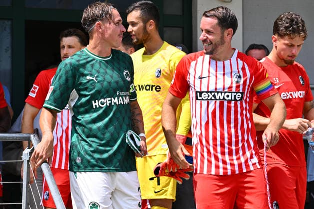 31.07.2026 - Fussball - Saison 2026 2027 - Testspiel Freundschaftsspiel Vorbereitungsspiel - SC Freiburg - SpVgg Greuther Fürth ( Kleeblatt ) - - Sportfoto Zink - xwoxzix - regulations prohibit any use of photographs as image sequences and or quasi-video - only for editorial use - Felix Klaus (30, SpVgg Greuther Fürth ) Christian Günter (30, SC Freiburg ) vor Spielbeginn *** July 31, 2026 Soccer Season 2026–2027 Exhibition Match Friendly Match Preseason Match SC Freiburg vs. SpVgg Greuther Fürth Kleeblatt Sports photo by Zink xwoxzix; regulations prohibit any use of photographs as image sequences and or quasi-video; for editorial use only. Felix Klaus 30, SpVgg Greuther Fürth; Christian Günter 30, SC Freiburg, before kickoff