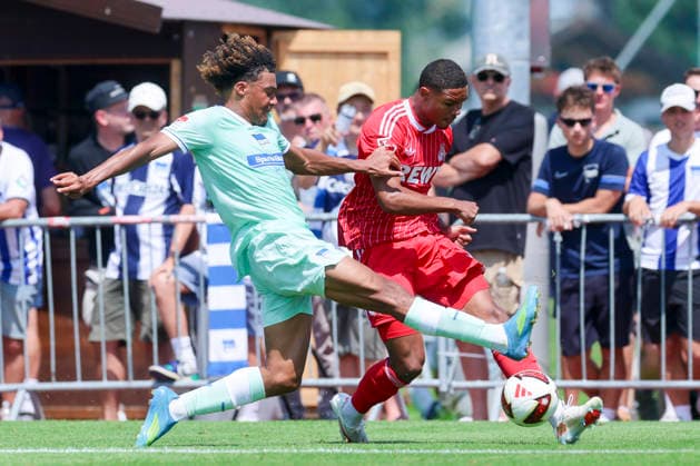 Oluwaseun Adewumi (Hertha BSC Berlin) und Maik Afri Akumu (1. FC Köln) kämpfen um den Ball, Friendly match, 1. FC Köln v Hertha BSC Berlin, Koasastadion am 31. July 2026 in St. Johann in Tirol, Österreich. (Foto von Marco Steinbrenner DeFodi Images) Oluwaseun Adewumi (Hertha BSC Berlin) und Maik Afri Akumu (1. FC Köln) battle for the ball, Friendly match, 1. FC Köln v Hertha BSC Berlin, Koasastadion, July 31, 2026 in St. Johann in Tirol, Austria. (Photo by Marco Steinbrenner DeFodi Images) - *** Oluwaseun Adewumi of Hertha BSC Berlin and Maik Afri Akumu of 1. FC Köln battle for the ball, Friendly match, 1. FC Köln vs. Hertha BSC Berlin, Koasa Stadium on July 31, 2026, in St. Johann in Tirol, Austria. Photo by Marco Steinbrenner, DeFodi Images. Oluwaseun Adewumi of Hertha BSC Berlin and Maik Afri Akumu of 1. FC Köln battle for the ball, Friendly match, 1 FC Köln vs. Hertha BSC Berlin, Koasastadion, July 31, 2026, in St. Johann in Tirol, Austria. Photo by Marco Steinbrenner, DeFodi Images