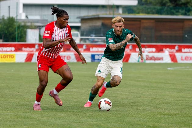 Cyriaque Irie (SC Freiburg, 22) und Ole Pohlmann (SpVgg Greuther Fürth, 10) im Laufduell , Österreich, Fussball, Testspiel, 2026 2027, vs. , 31.07.2026, Schruns Fussballplatz Österreich *** Cyriaque Irie of SC Freiburg, No. 22, and Ole Pohlmann of SpVgg Greuther Fürth, No. 10, in a footrace; Austria, soccer, friendly match, 2026–2027, vs., July 31, 2026, Schruns Soccer Field, Austria Copyright: xGrantxHubbsx