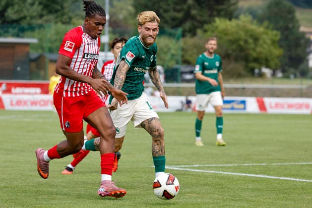 Cyriaque Irie (SC Freiburg, 22) und Ole Pohlmann (SpVgg Greuther Fürth, 10) im Laufduell , Österreich, Fussball, Testspiel, 2026 2027, vs. , 31.07.2026, Schruns Fussballplatz Österreich *** Cyriaque Irie of SC Freiburg, No. 22, and Ole Pohlmann of SpVgg Greuther Fürth, No. 10, in a footrace; Austria, soccer, friendly match, 2026–2027, vs., July 31, 2026, Schruns Soccer Field, Austria Copyright: xGrantxHubbsx