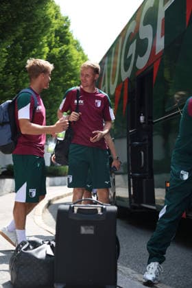 31.07.2026, GER, Fussball, Herren, FC Augsburg, 1. BL, Saison 2026 2027, Trainingslager, Achensee, Ankunft, Posthotel Der FC Augsburg ist am Mannschaftshotel im Trainingslager in Achenkirch angekommen. Hennes Behrens (li.) und Tim Breithaupt steigen aus dem Bus aus. Achenkirch *** July 31, 2026, GER, Soccer, Men s, FC Augsburg, Bundesliga 1, 2026–2027 season, training camp, Achensee, arrival, Posthotel FC Augsburg has arrived at the team hotel for its training camp in Achenkirch. Hennes Behrens (left) and Tim Breithaupt get off the bus in Achenkirch