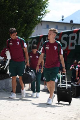 31.07.2026, GER, Fussball, Herren, FC Augsburg, 1. BL, Saison 2026 2027, Trainingslager, Achensee, Ankunft, Posthotel Der FC Augsburg ist am Mannschaftshotel im Trainingslager in Achenkirch angekommen. Thomas Kastanaras (li.) und Anton Kade steigen aus dem Bus aus. Achenkirch *** July 31, 2026, GER, Soccer, Men s, FC Augsburg, Bundesliga 1, 2026–2027 season, training camp, Achensee, arrival, Posthotel FC Augsburg has arrived at the team hotel for its training camp in Achenkirch. Thomas Kastanaras (left) and Anton Kade get off the bus in Achenkirch