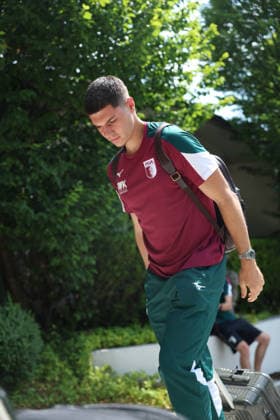 31.07.2026, GER, Fussball, Herren, FC Augsburg, 1. BL, Saison 2026 2027, Trainingslager, Achensee, Ankunft, Posthotel Der FC Augsburg ist am Mannschaftshotel im Trainingslager in Achenkirch angekommen. Mert Kömür läuft mit Koffer zum Eingang. Achenkirch *** July 31, 2026, GER, Soccer, Men s, FC Augsburg, Bundesliga 1, 2026–2027 season, training camp, Achensee, arrival, Posthotel FC Augsburg has arrived at the team hotel for its training camp in Achenkirch. Mert Kömür walks toward the entrance in Achenkirch carrying his suitcase.